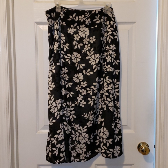 Requirements Skirt - Picture 2 of 4